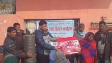 शितहरबाट प्रभावितहरुलाई कमल/बलायनकेट, म्याटरेस सामाग्री विरतण