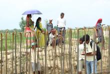 निमार्ण कार्यहरूकाे  अनुगमन गर्दैकाे तस्वीर